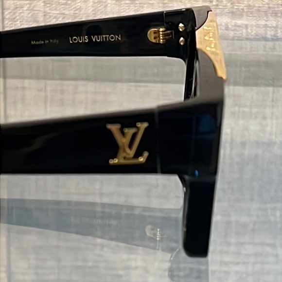 Great condition. No Visible scratches or marks. Barely worn. Hard to find. - Picture 5 of 11